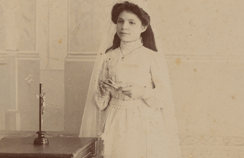 Joven vestida para la Primera Comunión/Fedac.